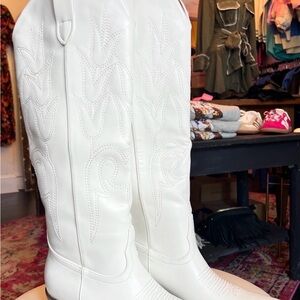Elegant White Leather Heeled Boots